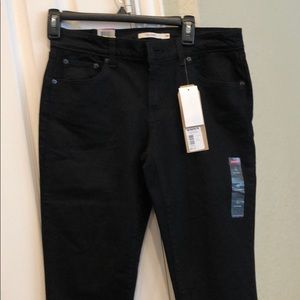 Size 6 W28 Black Relaxed Fit Levi’s